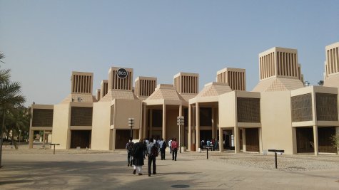 Budova Qatar University, do níž Tomáš chodí.